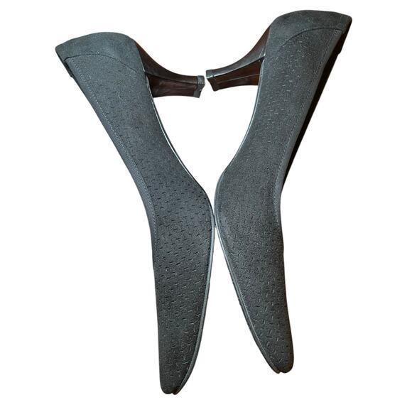 Stuart Weitzman Women 8.5 N Black Suede Perforated Textured Low Pump Heels - Picture 11 of 13